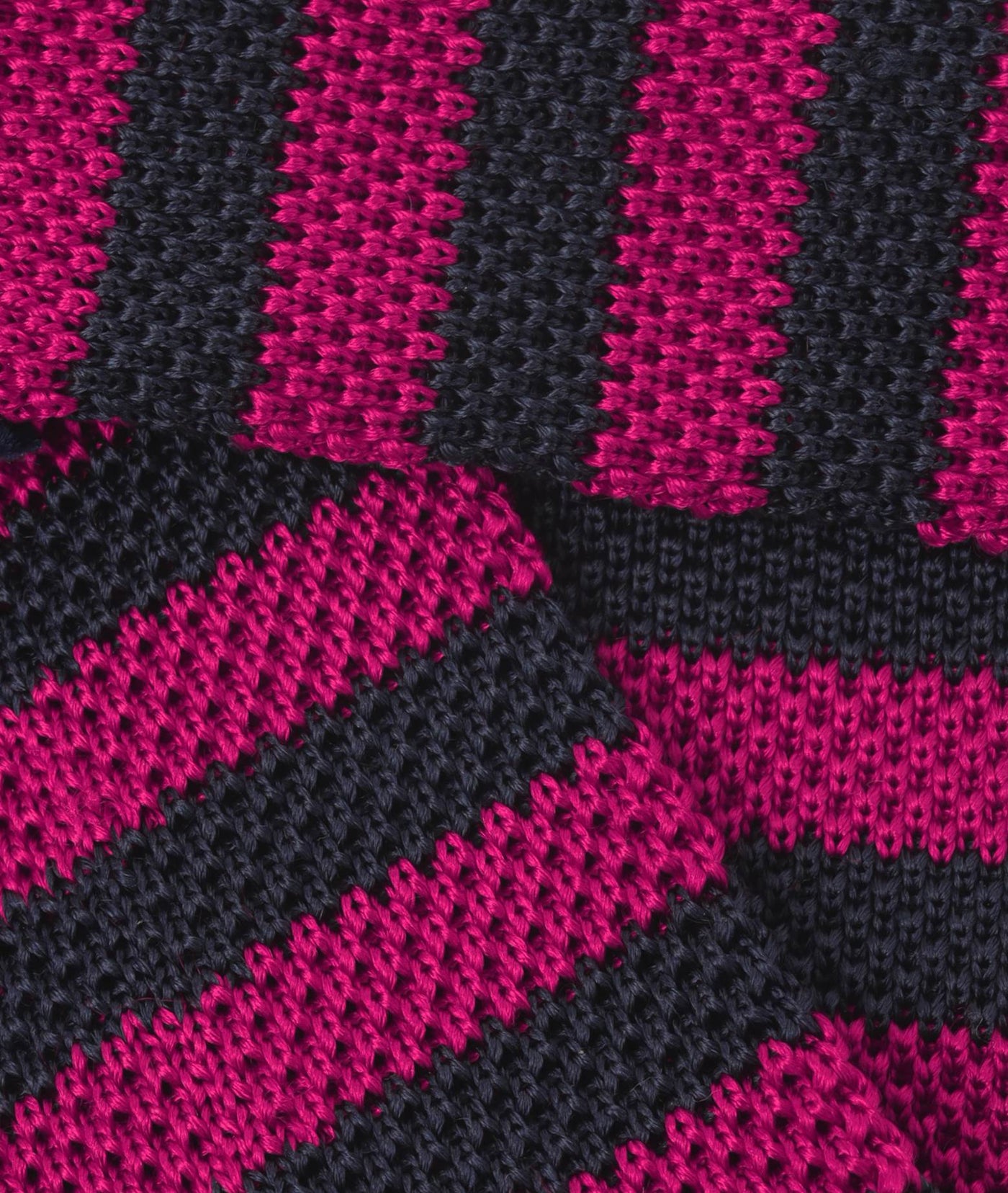 Cravatta nera e rosso bordeaux con motivo paisley Cravatta nera e rosso bordeaux con motivo paisley